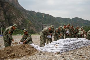 ?不开心！亚历山大赛季场均30.8分 今天仅12分